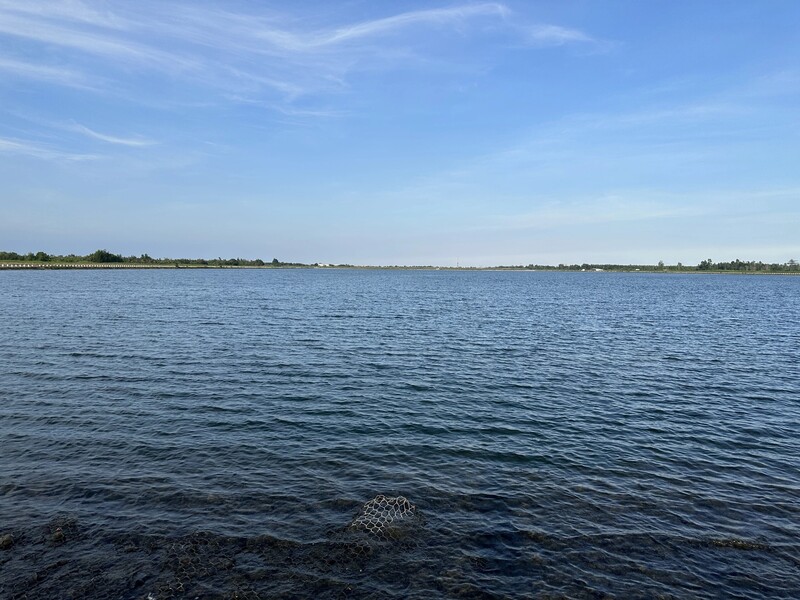 Nhà máy xử lý nước mặt tại hồ chứa nước ngọt xã Khánh An có diện tích khoảng 3ha. Ảnh: G.B