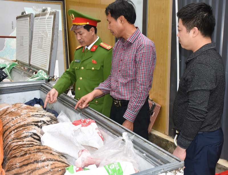 Đối tượng Hoàng Đình Đạt mặc áo kẻ sọc màu đỏ. Ảnh: Công an Thanh Hóa