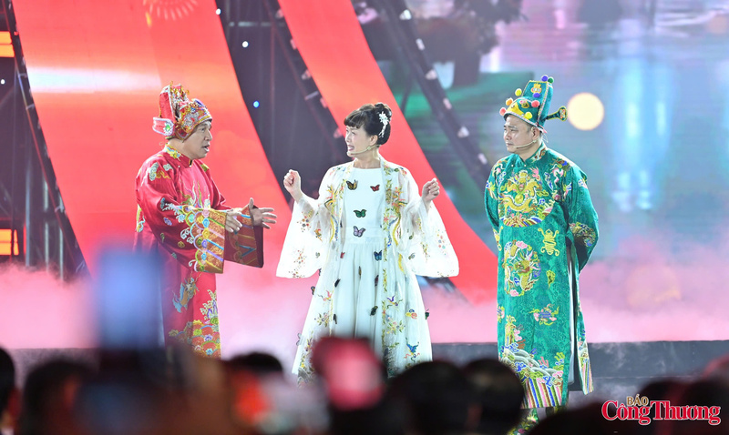 Một số tiết mục văn nghệ tại lễ bế mạc. Ảnh: Nam Nguyễn