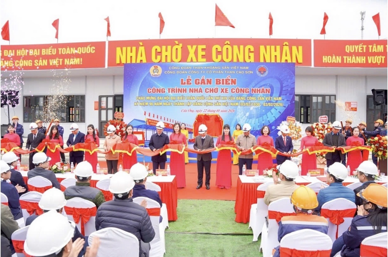Lãnh đạo và đại biểu thực hiện nghi thức cắt băng khánh thành công trình Nhà chờ xe công nhân.