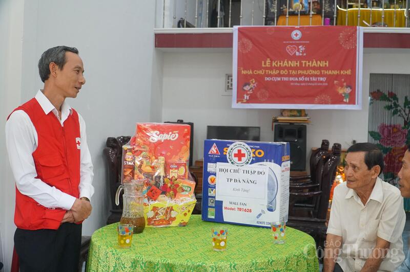 Buổi khánh thành, bàn giao nhà mới cho gia đình ông Đỗ Tất Thiện rất giản dị, trong thời gian chỉ khoảng 15 phút nhưng gói trọn niềm vui của gia đình ông và Hội Chữ thập đỏ