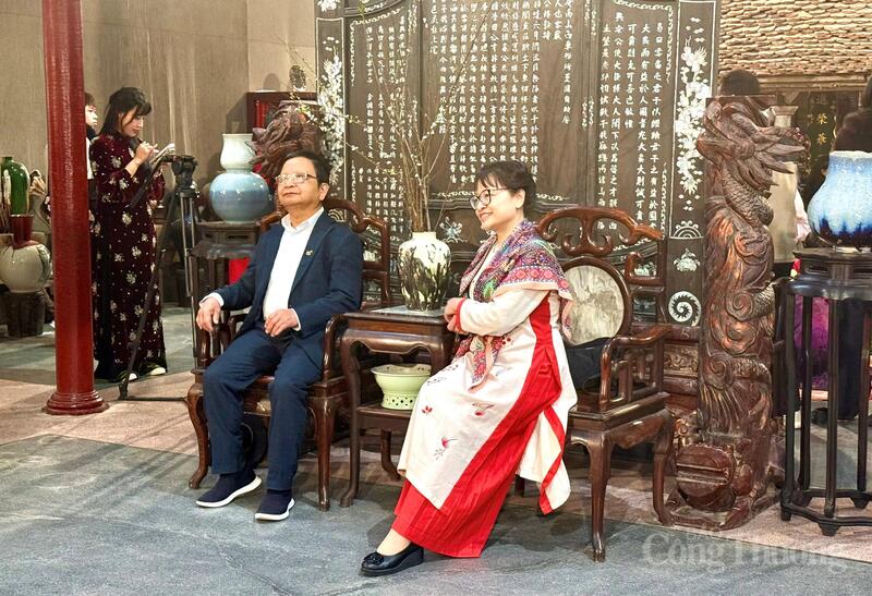 Khách tham quan, trải nghiệm không gian văn hóa Tết tại Di tích số 22 Hàng Buồm. Ảnh: Diệu Anh