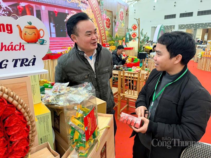 Ông Bùi Ánh Nhã chia sẻ thông tin về sản phẩm trà của Hợp tác xã Trà Núi Hồng.