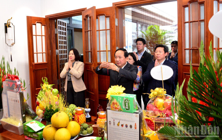 Đồng chí Trịnh Văn Quyết cùng đoàn thắp hương tưởng nhớ Tổng Bí thư Nguyễn Phú Trọng.