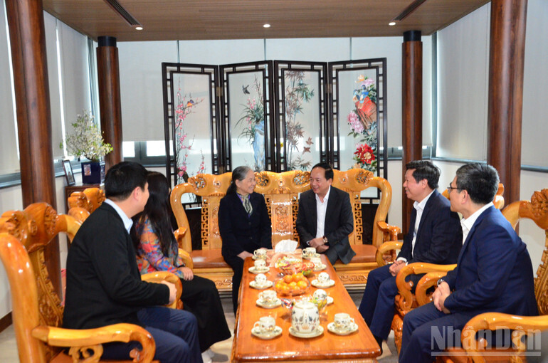 Đồng chí Trịnh Văn Quyết thăm, chúc Tết gia đình Tổng Bí thư Nguyễn Phú Trọng.