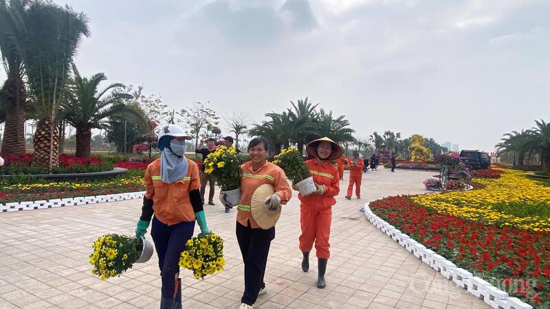 Những khuôn mặt rạng ngời của các nhân viên trồng, chăm sóc tuyến đường hoa xuân tại Hải Phòng.