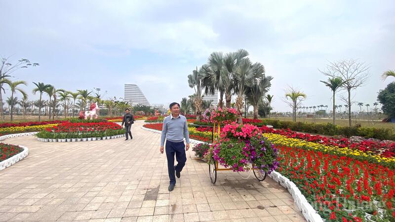 Lãnh đạo Công ty cổ phần Công viên cây xanh Hải Phòng trực tiếp chỉ đạo và hoàn thành những công đoạn cuối cùng công trình đường hoa xuân.