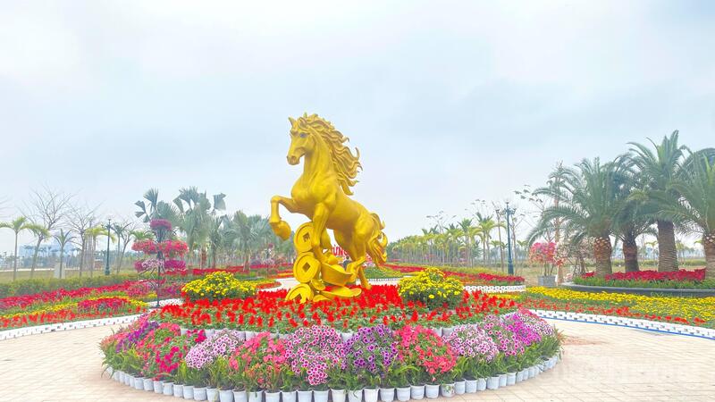 Linh vật “Kim Mã” cao 3 mét (tính cả bệ), với tạo hình khỏe khoắn, thần thái uy nghi, thể hiện tinh thần bứt phá và khát vọng phát triển của TP. Hải Phòng tại Trung tâm Chính trị - Hành chính thành phố.