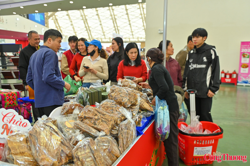 Ghi nhận thực tế cho thấy, lượng khách tăng mạnh so với thời điểm đầu hội chợ, đặc biệt vào các khung giờ chiều và tối.