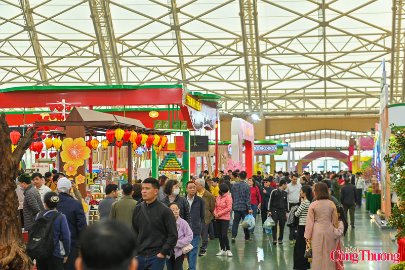 Những ngày gần đây, Hội chợ Mùa Xuân 2026 thu hút đông đảo người dân đến tham quan, mua sắm, tạo nên không khí sôi động trong dịp cận Tết Nguyên đán Bính Ngọ.