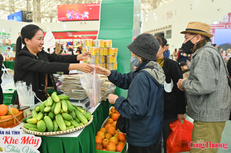 Các mặt hàng nông sản, thực phẩm thiết yếu phục vụ Tết như gạo đặc sản, rau, củ, quả, thịt, cá, bánh mứt truyền thống được tiêu thụ tốt.