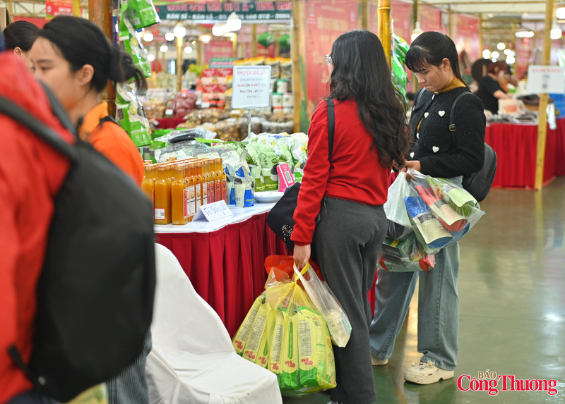 Trong bối cảnh thị trường Tết bước vào giai đoạn cao điểm, Hội chợ Xuân tiếp tục đóng vai trò quan trọng việc thúc đẩy tiêu dùng nội địa, hỗ trợ tiêu thụ nông sản và tạo động lực cho sản xuất dịp cuối năm.