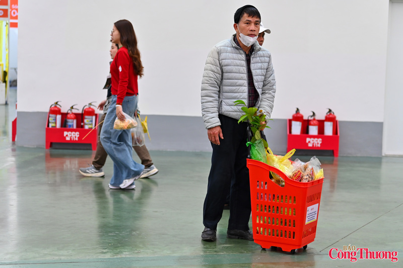 Ai tới cũng "tay xách, nách mang, giỏ hàng đầy" rời Hội chợ Mùa Xuân 2026.