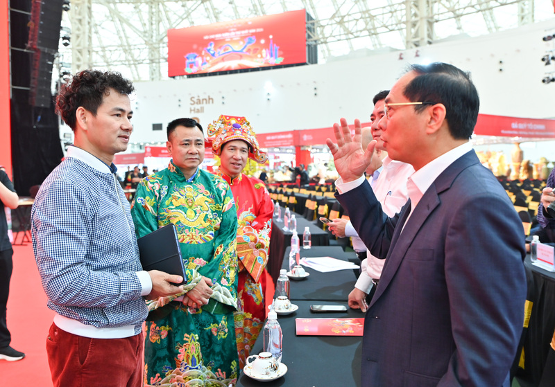 Phó Thủ tướng Chính phủ Bùi Thanh Sơn trao đổi với Cục trưởng Cục Nghệ thuật biểu diễn Nguyễn Xuân Bắc và các nghệ sĩ.