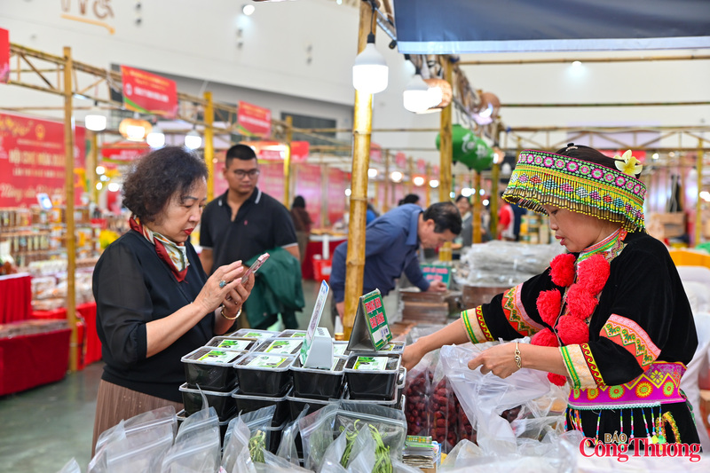 Gian hàng đặc sản vùng miền hút khách tại Hội chợ Mùa Xuân 2026 - 14