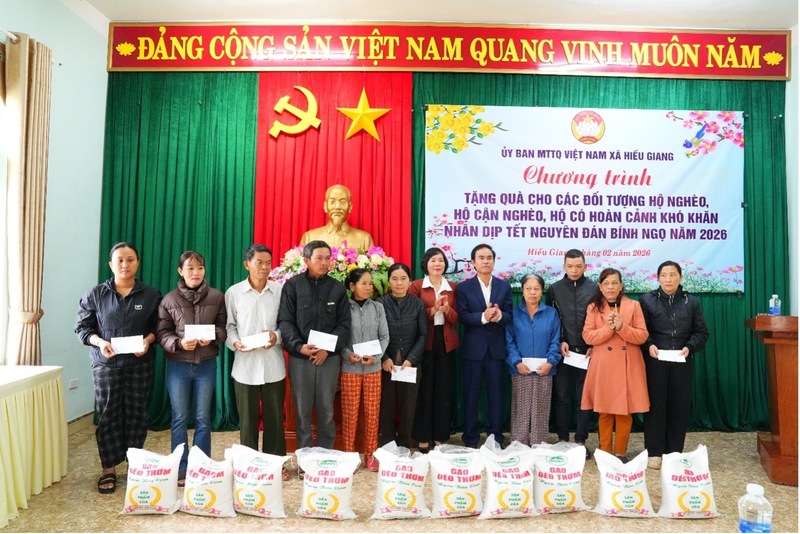 Ông Nguyễn Thanh Hùng, Giám đốc Công ty Thủy điện Quảng Trị trao quà cho các gia đình bị ảnh hưởng chất độc màu da cam