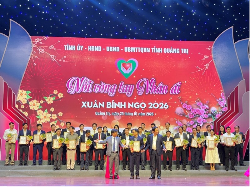 Ông Đoàn Thanh Điểm, Phó Giám đốc Công ty trao quà tại chương trình