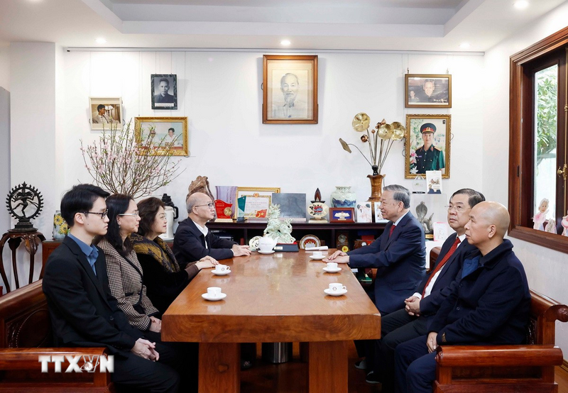 Tổng Bí thư Tô Lâm với thân nhân gia đình Thủ tướng Chính phủ Phạm Văn Đồng. Ảnh: Thống Nhất/TTXVN