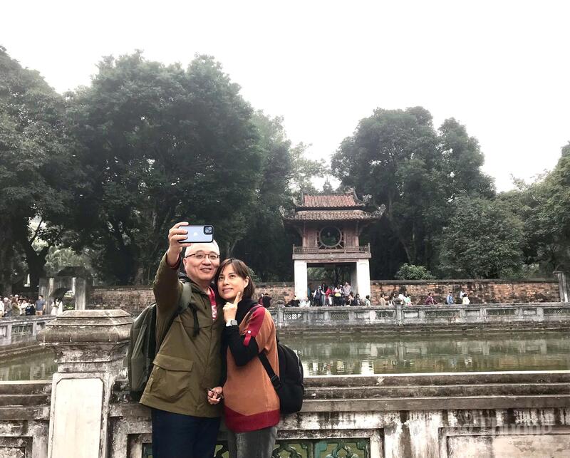 Khách du lịch tại Văn Miếu - Quốc Tử Giám. Ảnh: Hoa Quỳnh