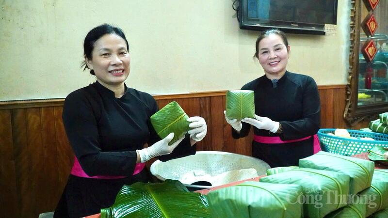 Nghệ nhân Nguyễn Hồng Vĩnh (bên phải) và bà Phạm Thị Phương (bên trái)