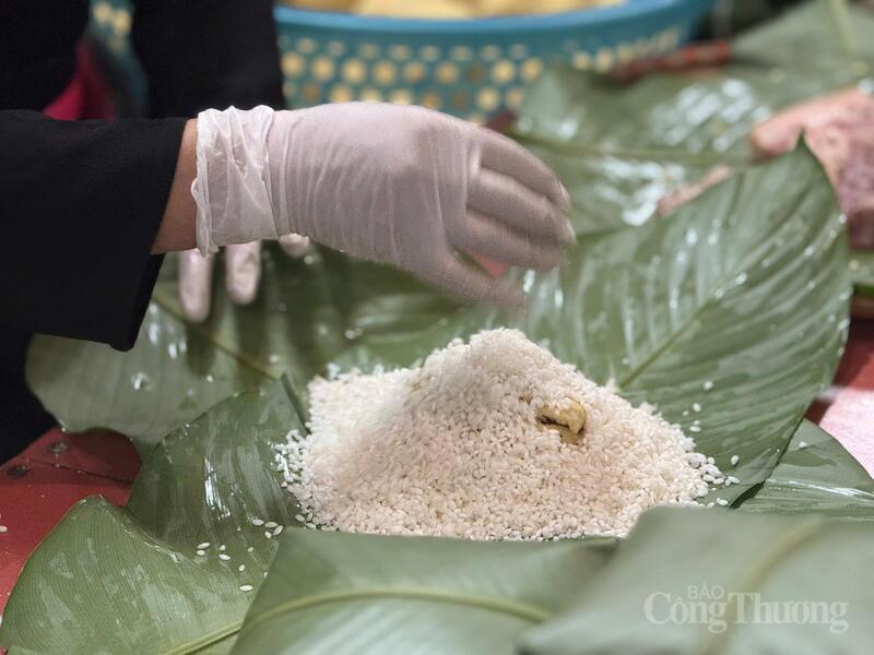 Nếu nguyên liệu là nền tảng, thì bàn tay và cái tâm của người làm nghề chính là yếu tố quyết định để bánh chưng Bờ Đậu giữ được vị Tết xưa.