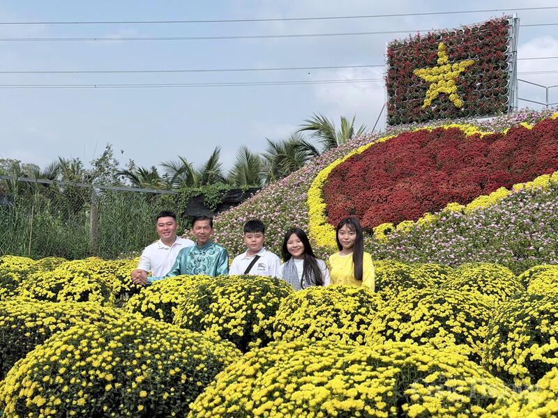 Du khách thích thú ghi lại khoảnh khắc kỷ niệm tại "tọa độ" check-in nổi bật nhất làng hoa Sa Đéc.