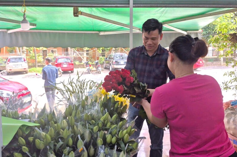 Những bó hoa hồng được lựa chọn để tặng trong ngày lễ tình nhân. Ảnh: Mai Liễu
