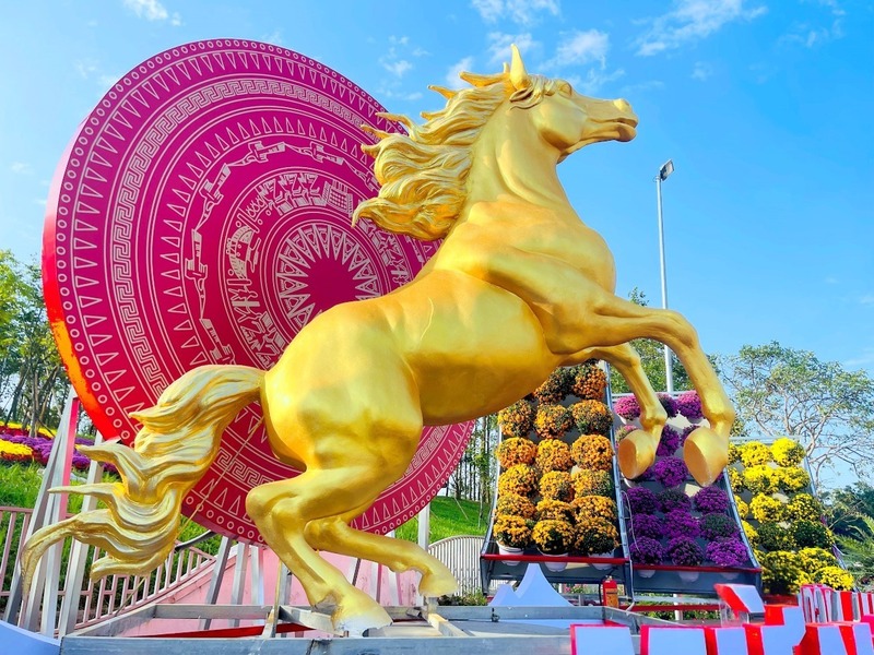 Linh vật được thiết kế với chiều cao khoảng 4 m, chiều dài cũng xấp xỉ 4 m. Toàn bộ thân ngựa được sơn màu vàng đồng ánh kim, nổi bật dưới hệ thống đèn chiếu sáng ban đêm. Linh vật được tạo hình trong tư thế vươn cao, hai chân trước nhấc lên như đang chuẩn bị phi nước đại hoặc bay lên trời. Hình ảnh thể hiện khát vọng bứt phá, tinh thần mạnh mẽ và niềm tin vào một năm mới phát triển, thịnh vượng. Ảnh: Mai Liễu