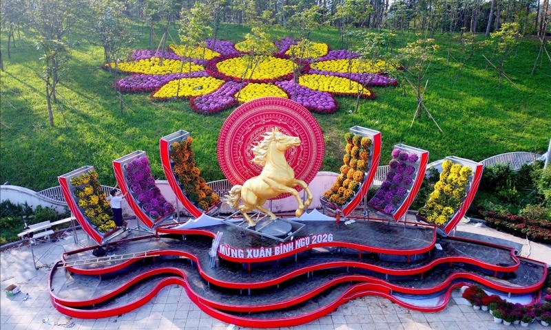 Khác với những mẫu linh vật cầu kỳ, nhiều chi tiết trang trí, ngựa vàng năm nay được thiết kế theo phong cách khỏe khoắn, gọn gàng nhưng vẫn toát lên thần thái uy dũng. Theo đánh giá của đông đảo người dân, linh vật ngựa năm nay đẹp, ưng ý. Ảnh: Mai Liễu