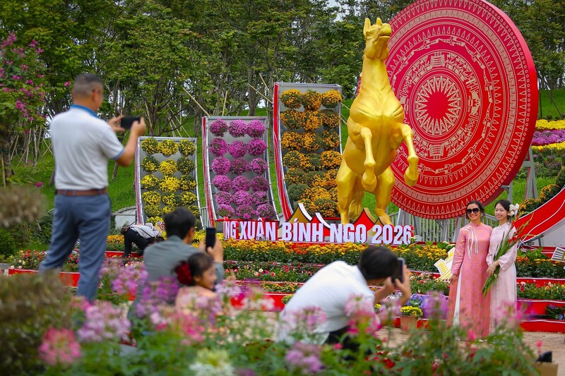 Rất đông người dân đã đến check -in ở đường hoa và linh vật ngựa. Ảnh: Mai Liễu