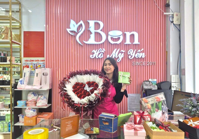 Các cửa hàng đã chuẩn bị khá nhiều hoa, socola và các phần quà khác cho ngày lễ tình nhân. Ảnh: Mai Liễu