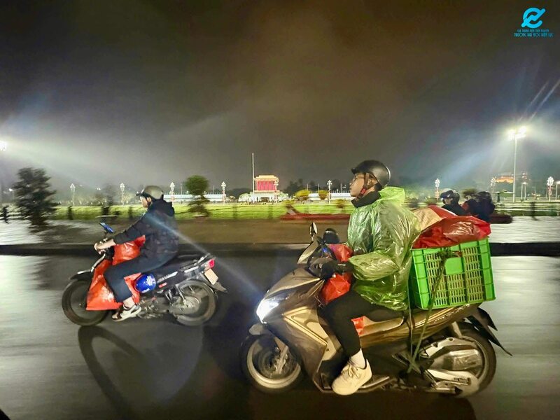 Những chiếc bánh chưng được chở ngay trong đêm để kịp gửi đến những người vô gia cư