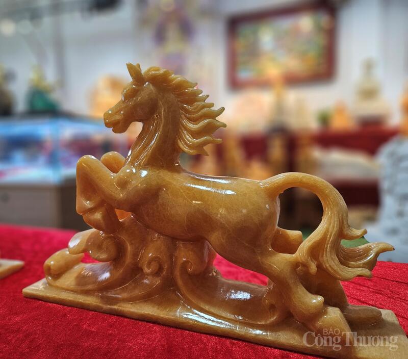 Tượng đá phong thủy đơn mã.