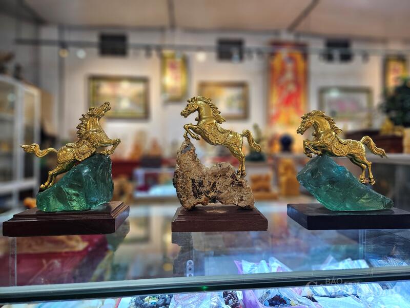 Bộ tượng ngựa đồng tam mã.