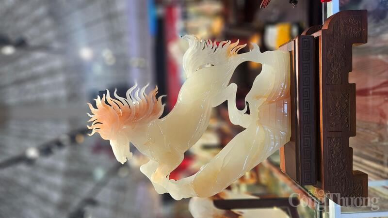 Những món quà mang tính thẩm mỹ, gắn với giá trị văn hóa và phong thủy. Qua đó, gửi gắm kỳ vọng về một năm mới nhiều may mắn.