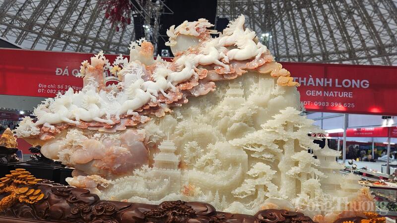 Bức đá phong thủy “Bát mã truy phong”  biểu tượng cho sức mạnh, đoàn kết, thịnh vượng, phát đạt, thành công, chiến thắng.