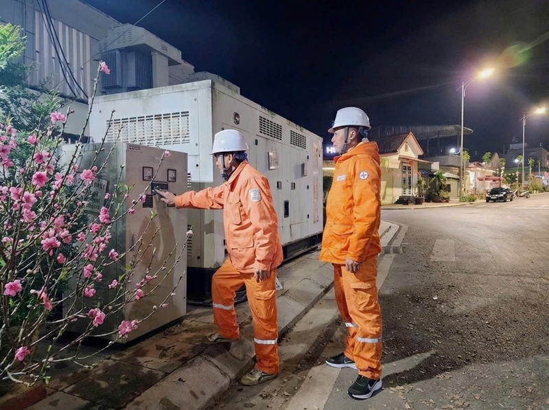 Đội quản lý điện lực khu vực Tô Hiệu kiểm tra hệ thống máy phát dự phòng tại khu vực Quảng trường Tây Bắc.