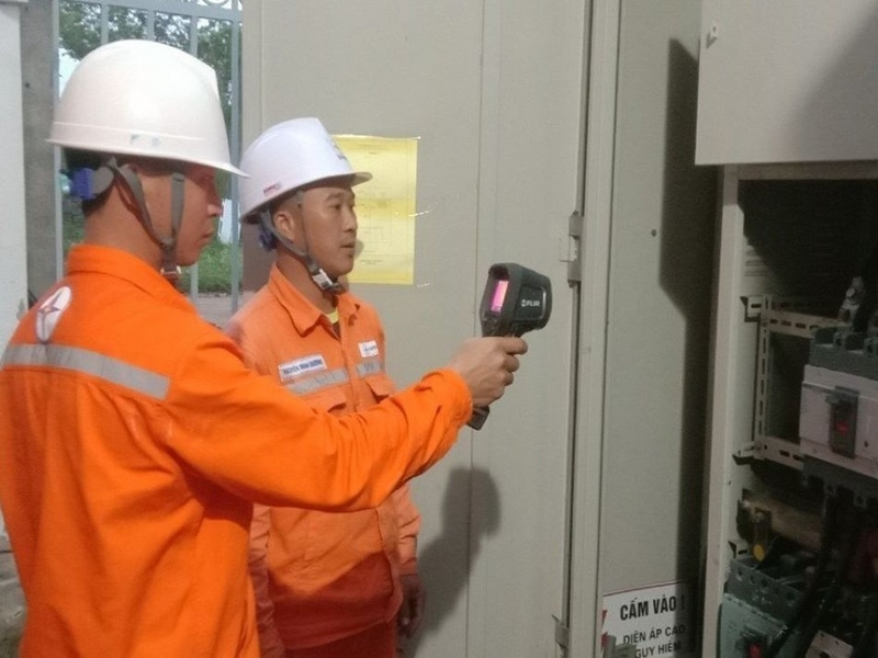 Đội Quản lý Điện lực khu vực Mộc Châu - Vân Hồ kiểm tra hệ thống đường dây và thiết bị điện.