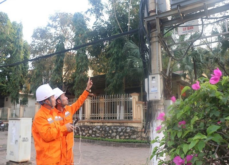 Đội Quản lý Điện lực khu vực Mai Sơn - Yên Châu kiểm tra hệ thống đường dây và thiết bị điện.