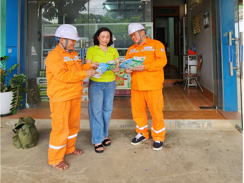 Công ty Điện lực Sơn La tuyên truyền, hướng dẫn sử dụng điện cho khách hàng.