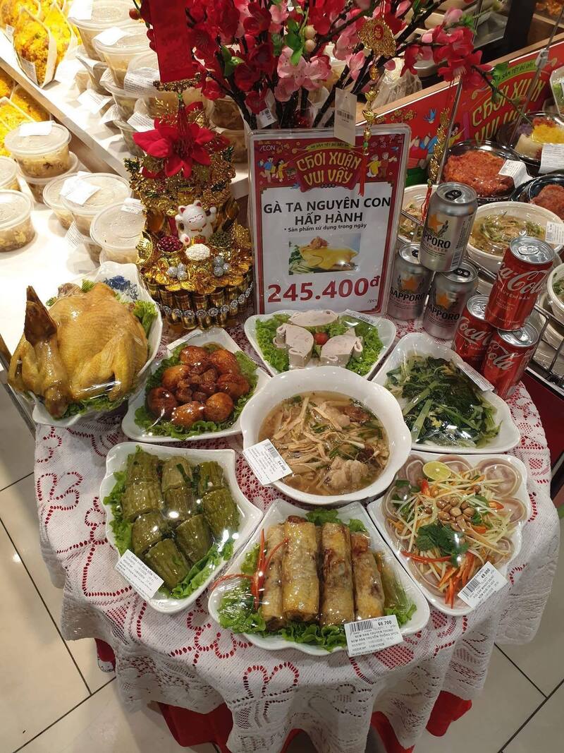 Nhiều siêu thị lớn cũng mở bán thêm dịch vụ mâm cỗ nấu sẵn.