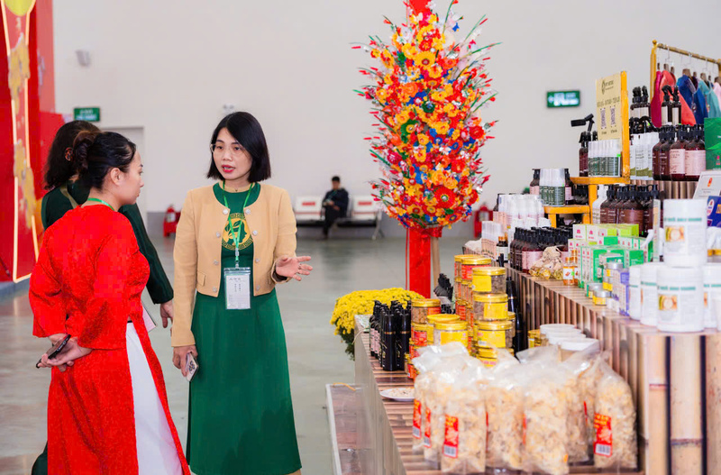 Doanh nghiệp thành phố Huế tham gia gian hàng và giới thiệu sản phẩm tại Hội chợ Mùa Xuân 2026 tại Hà Nội. Ảnh: Nguyễn Tuấn