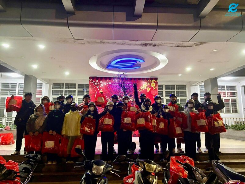 Những chiếc bánh chưng được các em sinh viên mang đến từng ngõ phố trao tặng cho những người lao động nghèo, người vô gia cư