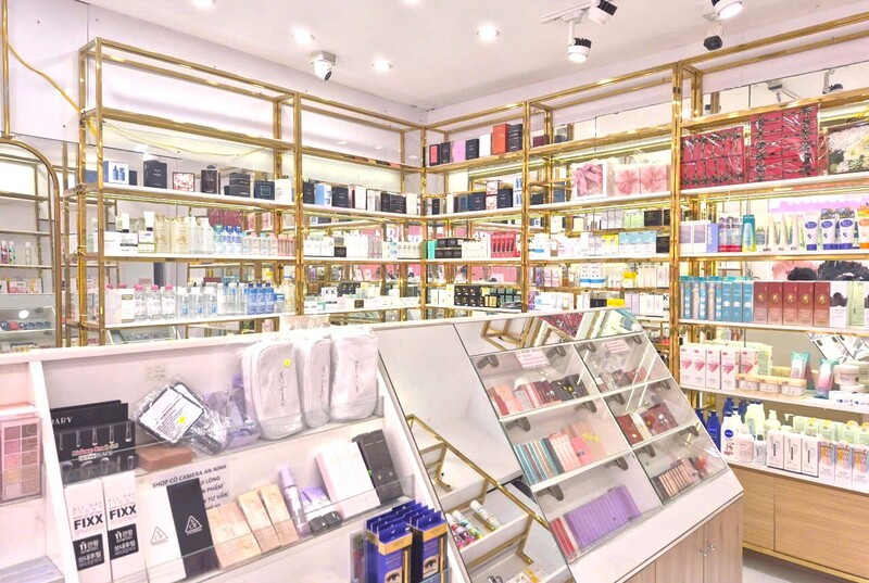 Các loại son, nước hoa, dầu gội được chọn mua để tặng trong dịp lễ. Ảnh: Mai Liễu