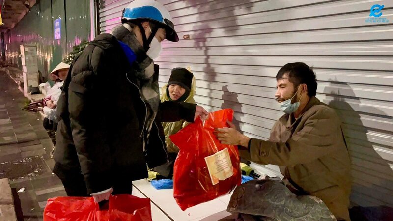 Tuổi trẻ Đại học Điện lực đã thắp lửa và lan tỏa yêu thương để mùa Đông không còn lạnh với mỗi người vô gia cư