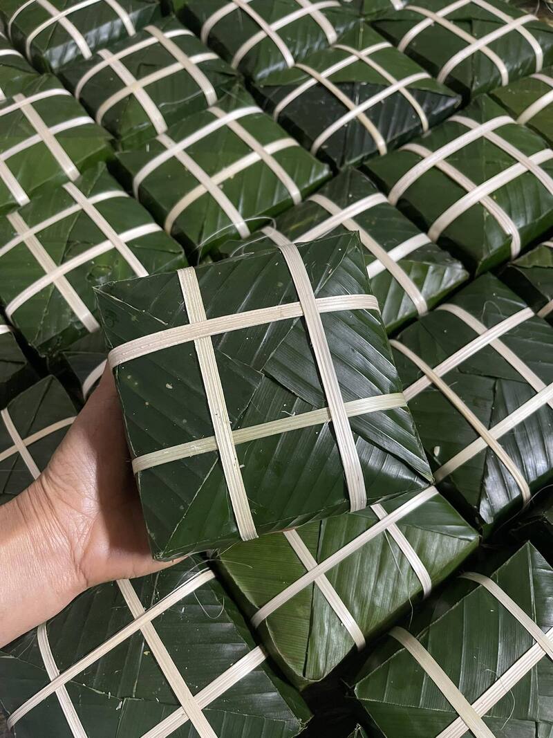 Miếng bánh đầu năm không chỉ đậm vị nếp thơm, mà còn gói trọn niềm tin và hy vọng cho một năm mới an lành. Ảnh: Nhật Lê