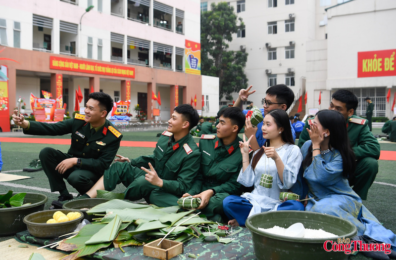 Cán bộ, chiến sĩ Lữ đoàn 144 cùng các đơn vị kết nghĩa ghi lại những khoảng khắc đẹp.