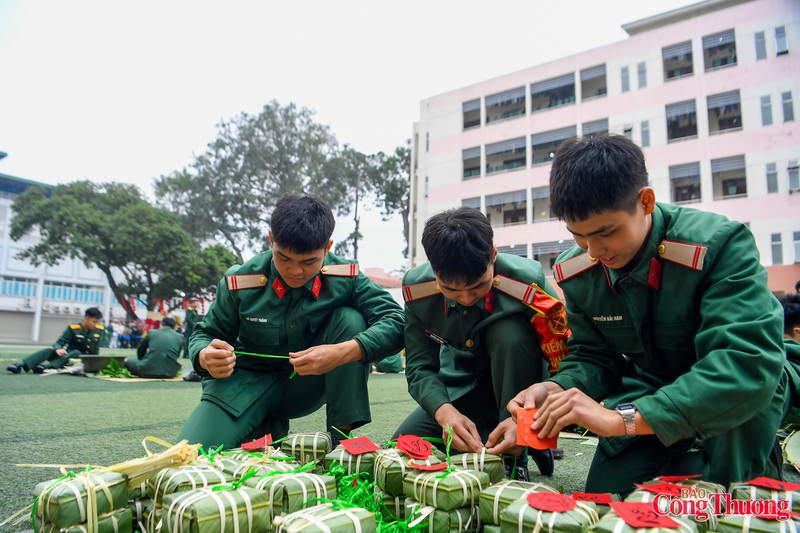 Hoạt động gói bánh chưng năm nay được triển khai cho toàn đơn vị, phục vụ hơn 600 cán bộ, chiến sĩ, với số lượng bánh gần 2.000 chiếc.