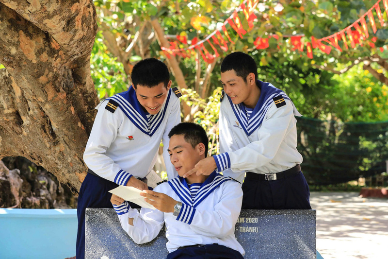 Chiến sĩ đảo Trường Sa đọc thư từ đất liền gửi đến