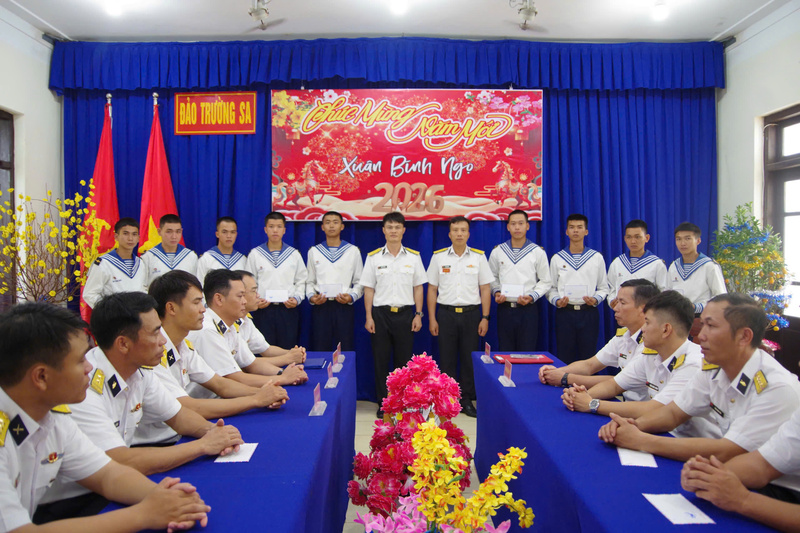 Đảo Trường Sa tặng quà cho các chiến sĩ thuộc diện chính sách